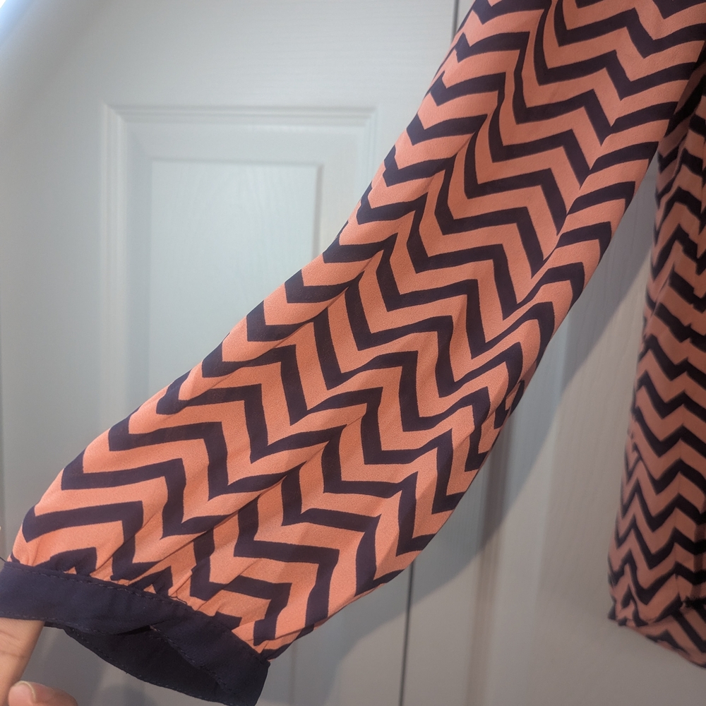 Size Xl Peach Navy Chevron Patterned V-Neck Blouse - image 5
